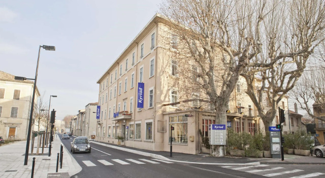 Кровать в общем номере KYRIAD ORANGE Centre Ville - HOTEL RESTAURANT BAR - Galerie dArt des Princes - Provence Alpes CôteAzur - France - AUTOROUTE A7-A9 - exit21- Châteauneuf-du-Pape Avignon Bollene Nimes Valence - Terrasse - Repas - Petit Déjeuner