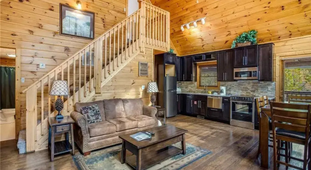 Mountain Elegance 2 Bedroom Home with Hot Tub