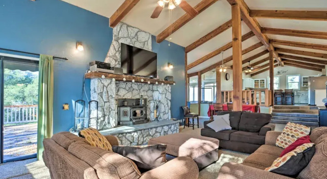 Коттедж с 4 комнатами с балконом Yosemite Home w/ Deck < 4 Mi to Bass Lake!