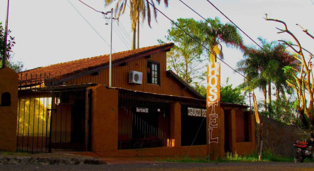 Iguazu Rey Hostel, Забронировать Хостел Отели Пуэрто-Игуасу с парковкой, рядом с Магазин беспошлинной торговли города Пуэрто-Игуасу, Парковка