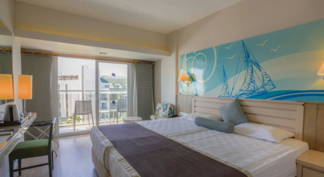 Семейный номер Standard с балконом и с красивым видом из окна Thalia Beach Resort Hotel