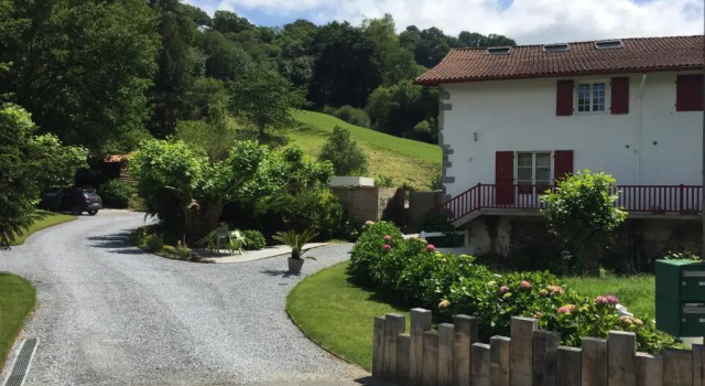 Location Eyheraldia - votre T3 au cœur du Pays Basque, Prenota Appartamento Hotel a Aquitania con parcheggio, Parcheggio