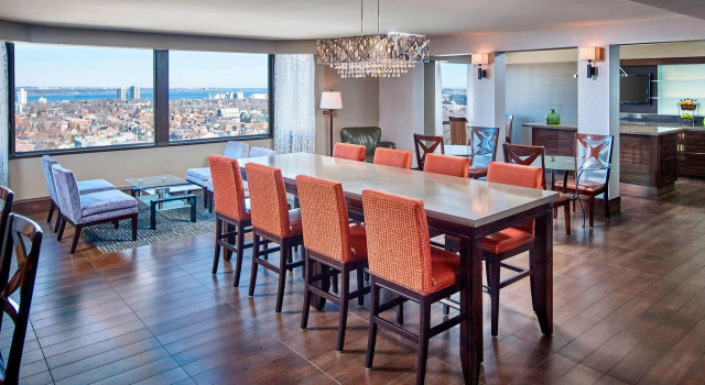 Двухместный клубный номер Standard Sheraton Hamilton Hotel
