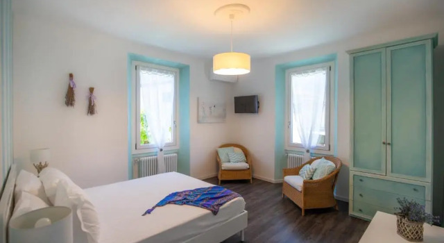 Апартаменты c 1 комнатой Maji Como Lake - Lake Como Historic Villa Apartments with Pool & Parking, 100m from Ferry & train