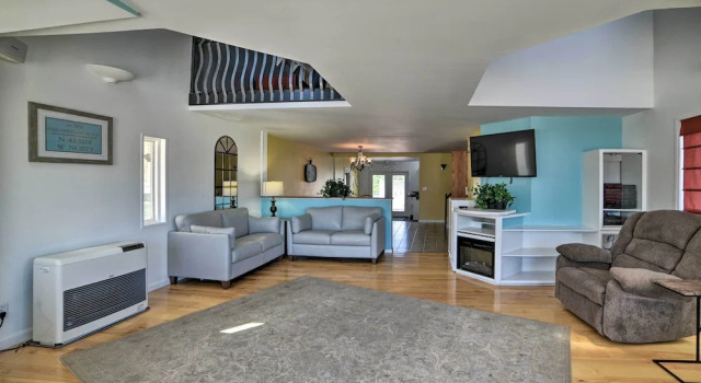 Sun-soaked Coastal Cottage w/ Deck + Walk to Beach, Buchen Sie Ferienhaus Old Orchard Beach 