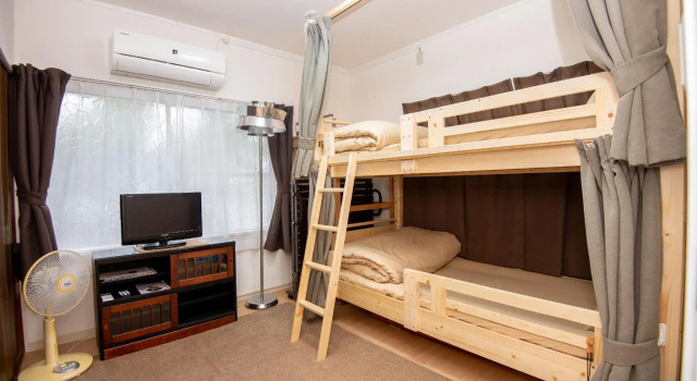 Кровать в общем номере Guest House TAKAO