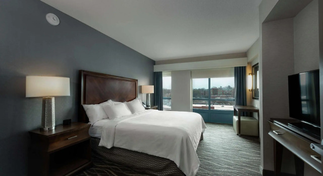 Двухместный люкс Embassy Suites Saratoga Springs