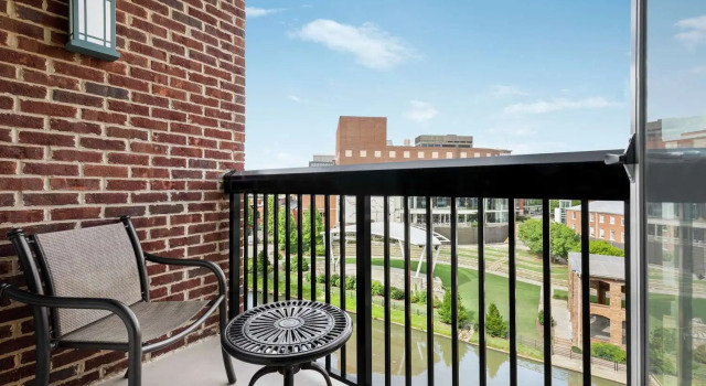Двухместный номер Standard с балконом Hampton Inn & Suites Greenville-Downtown-Riverplace