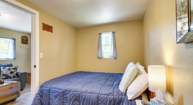 On-site Creek & Fishing: Cozy Coos Bay Retreat!, Boek Hotel Coos Bay Oregon Coast