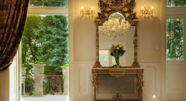 Dwór Prezydencki Cristal Park, Book Hotel Rzezawa Lillepolen