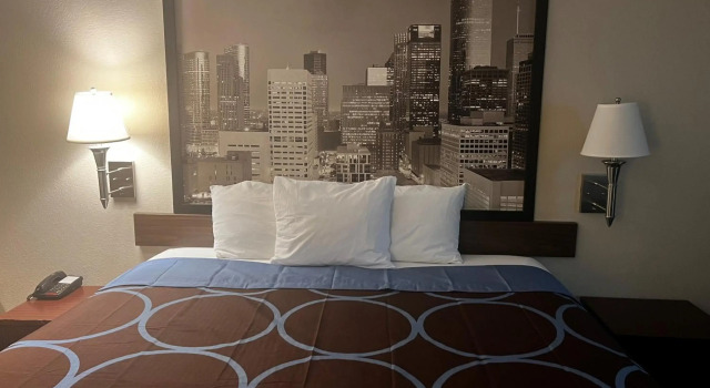 Super 8 by Wyndham Baytown I-10, Забронировать Отель Бейтаун Texas Gulf Coast