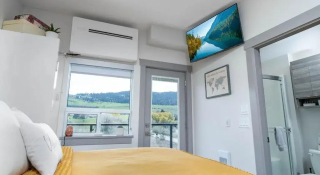 Top Floor on Okanagan Lake with AC & Heated Pool, Prenota Hotel Vernon Silver Star