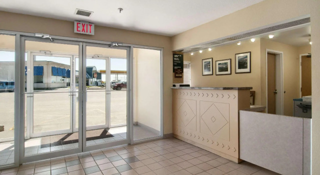 Travelodge Brooks, Rezerwuj Hotel Hotele w Southern Alberta z parkingiem, Parking