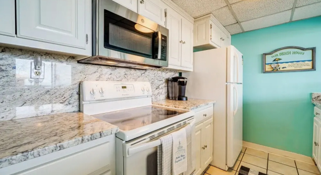 Апартаменты с 2 комнатами с балконом Bright Carolina Beach Condo: Public Beach On-site