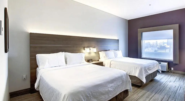 Четырёхместный номер Standard Holiday Inn Express Airport Calgary by IHG