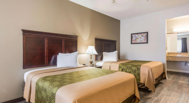 Четырёхместный номер Standard Bryant Inn And Suites