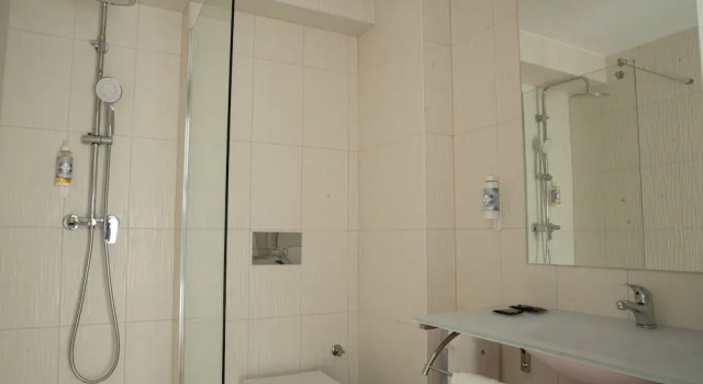 Трёхместный номер Standard с балконом Hotel Porto Interface Trindade By Kavia