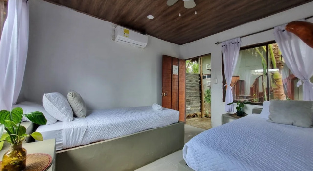 Кровать в общем номере Kite Eco House
