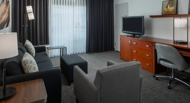 Люкс c 1 комнатой с балконом и с видом на внутренний двор Courtyard by Marriott Memphis East/Park Avenue