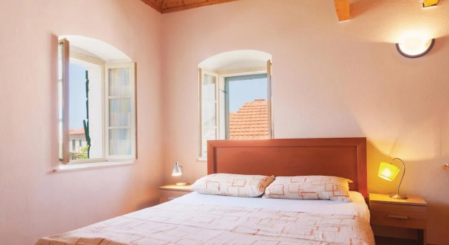 Nice Home In Postira With Kitchen, Prenota Hotel Hotel a Croatian Islands con parcheggio, Parcheggio