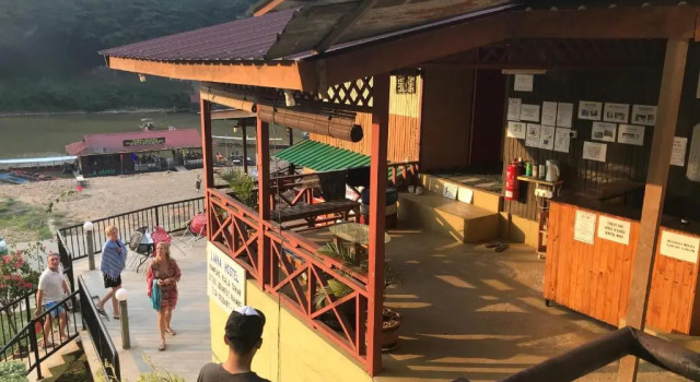 Кровать в общем номере Liana Hostel Taman Negara