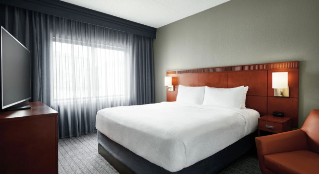 Люкс c 1 комнатой Courtyard St. Louis Westport Plaza