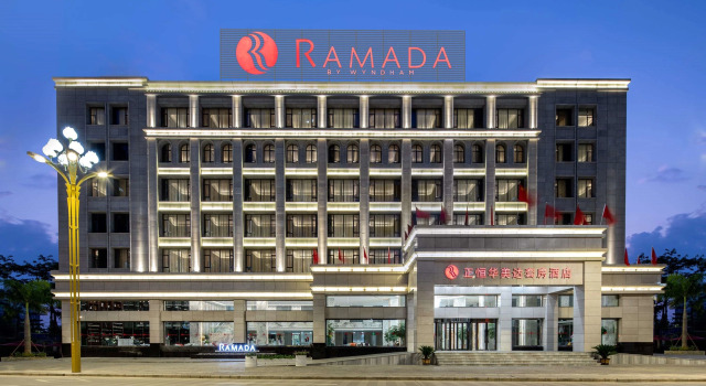 Ramada by Wyndham Mengzi Suites, Book Hotel Hoteller i Mengzi med parkering, Parkering