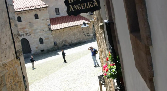 Hospedaje Angelica, Забронировать Отель Сантильяна-дель-Мар Cantabria Coast, рядом с Музей инквизиции