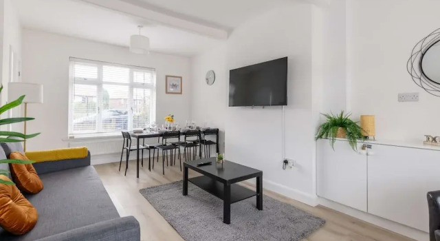 Free Parking - 4 Bedroom House