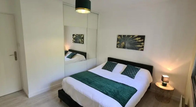 Logement exceptionnel au bord de la Sèvre Niortaise, Забронировать Отель Отели Ньор с парковкой, рядом с Церковь Св. Андрея, Парковка