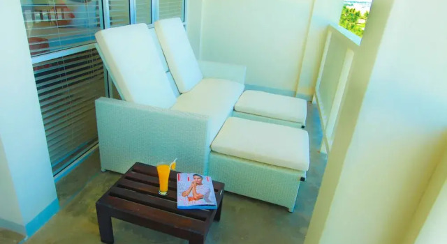 Люкс с балконом Beacon Beach Hotel