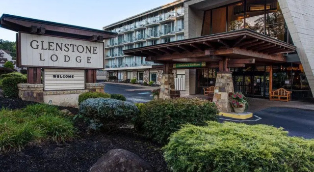 Кровать в общем номере Glenstone Lodge