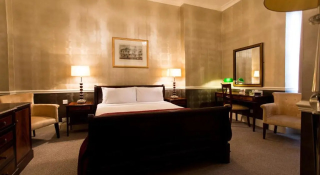 Номер Deluxe The Clarendon Hotel