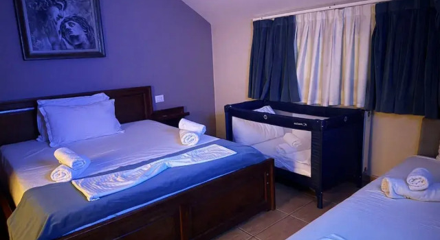 Трёхместный семейный номер Standard с балконом и с видом на город Hotel Akropoli