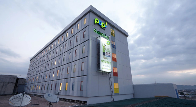 Полулюкс POP! Hotel Festival Citylink