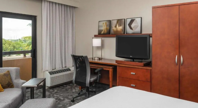 Двухместный номер Standard с балконом и с видом на бассейн Sonesta Select Miami Lakes