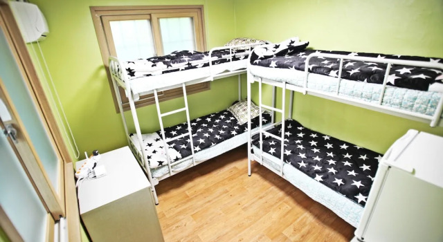Кровать в общем номере (мужской номер) Dadam Guesthouse - Hostel