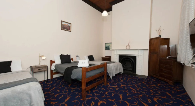 Пятиместный номер Standard Riverina hotel