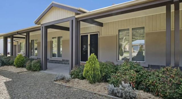 Collins Retreat - 4 Bedroom home with Pool, 预订 酒店 布赖特 Victorian High Country