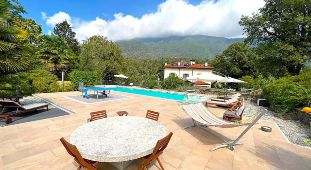 Коттедж The comfortable house with big pool in the center of Mergozzo