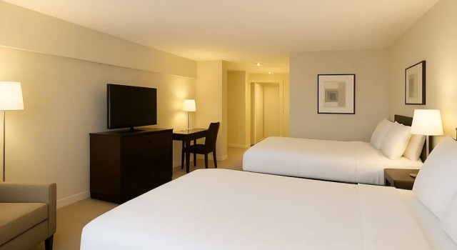 Четырёхместный номер Standard с балконом Crowne Plaza - Chicago West Loop by IHG