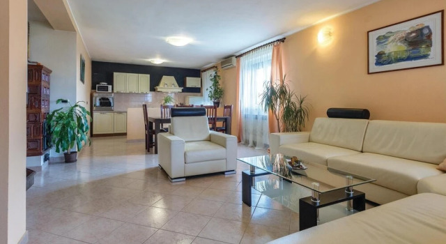 Beautiful Home in Sisan With Wifi and 5 Bedrooms