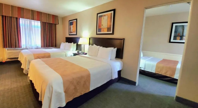 Четырёхместный семейный люкс Quality Inn & Suites Anaheim at the Park