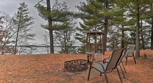 Коттедж с 3 комнатами с балконом Waterfront Arkdale Retreat: 2 Acres w/ Deck & View