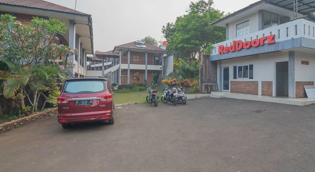 RedDoorz Plus @ Lodaya Gunung Geulis Puncak