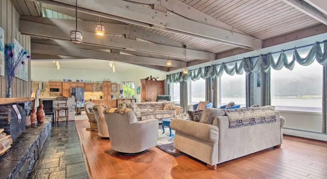 Waterfront House w/ Glacial Views - Near Downtown!, Book Feriehus Juneau Alaska
