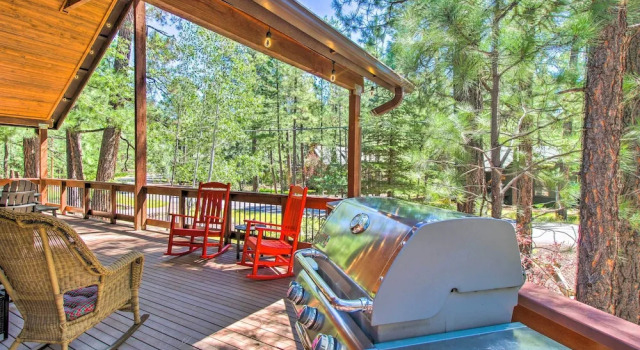 Pinetop Retreat w/ Fire Pit & Game Room!