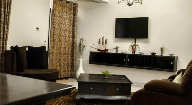 Cheerful 3-bedroom home with an amazing terrace, Rezerwuj Hotel Hotele w Kisumu z parkingiem, Parking