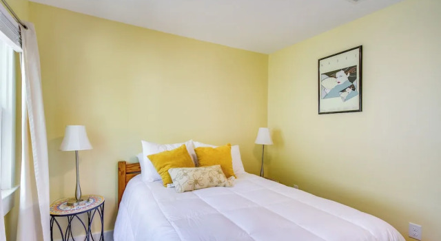 Коттедж Long Beach Cottage, Walk to Beach & Downtown!