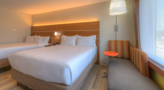 Четырёхместный номер Standard Holiday Inn Express & Suites Tulsa Midtown by IHG